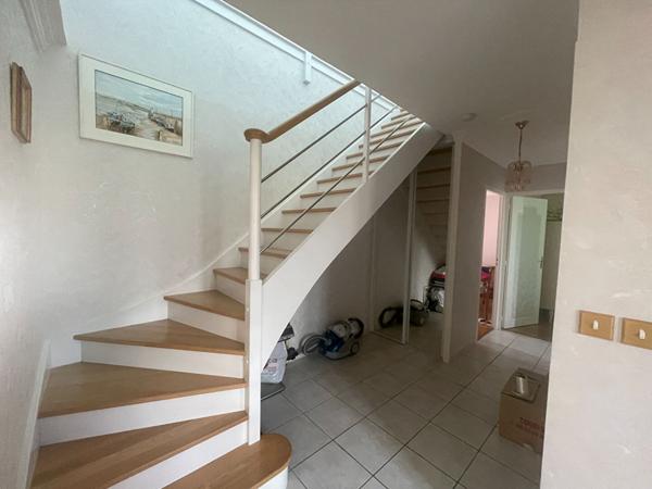 A vendre Maison BETTON, 143m², plus de 400m² de parcelle exposée SUD sans vis-à-vis, 5 chambres dont 2 au rez-de-chaussée, proximité immédiate du centre et de la gare