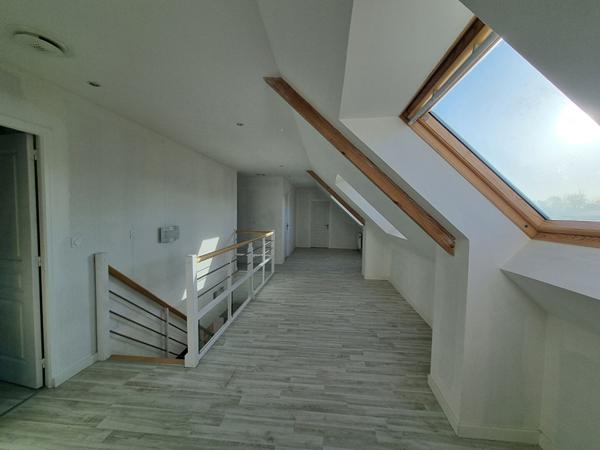 A vendre Maison BETTON, 143m², plus de 400m² de parcelle exposée SUD sans vis-à-vis, 5 chambres dont 2 au rez-de-chaussée, proximité immédiate du centre et de la gare