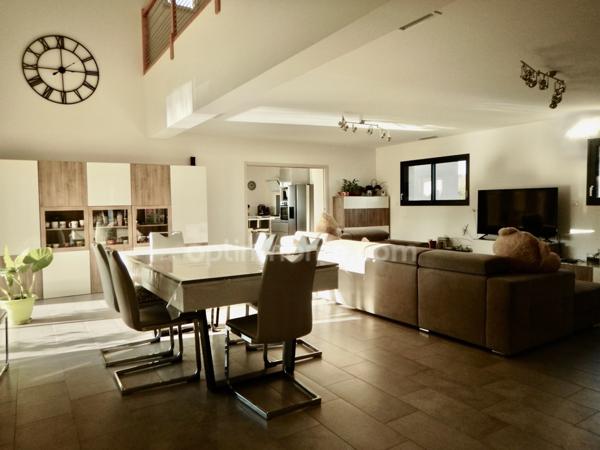 Maison de 200 m2 habitables avec piscine chauffée située à 10 minutes de PERIGUEUX.