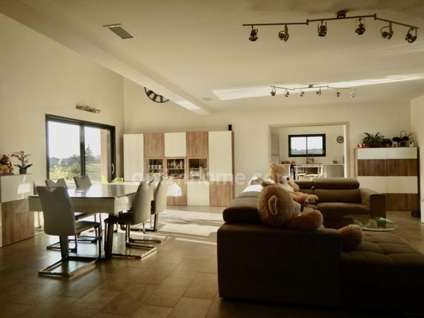 Maison de 200 m2 habitables avec piscine chauffée située à 10 minutes de PERIGUEUX.