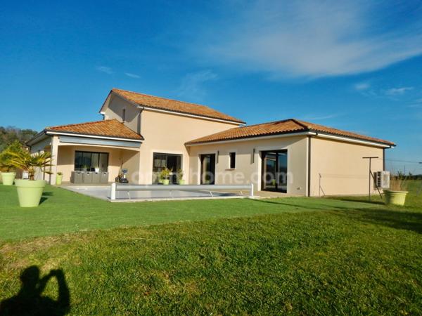 Maison de 200 m2 habitables avec piscine chauffée située à 10 minutes de PERIGUEUX.