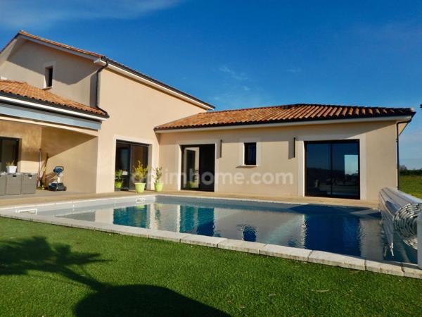 Maison de 200 m2 habitables avec piscine chauffée située à 10 minutes de PERIGUEUX.