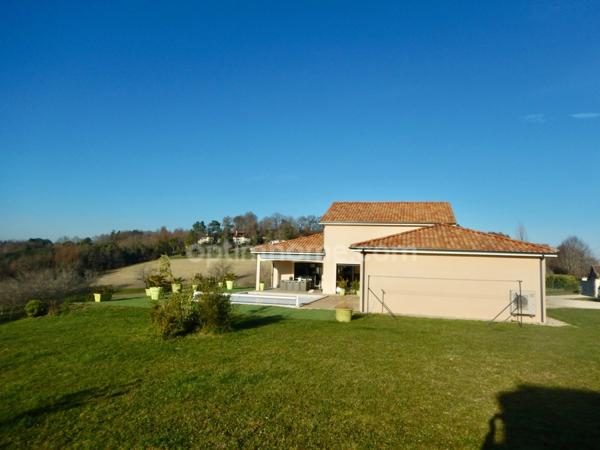 Maison de 200 m2 habitables avec piscine chauffée située à 10 minutes de PERIGUEUX.