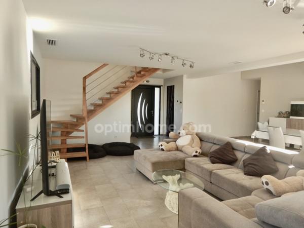 Maison de 200 m2 habitables avec piscine chauffée située à 10 minutes de PERIGUEUX.