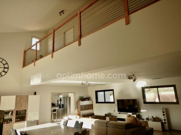 Maison de 200 m2 habitables avec piscine chauffée située à 10 minutes de PERIGUEUX.