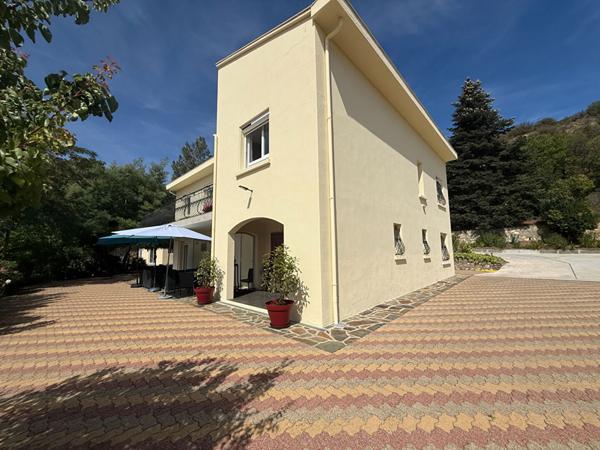 PRADES- Maison 7 pièce(s), parc, piscine, 4 faces