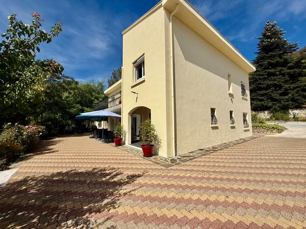 PRADES- Maison 7 pièce(s), parc, piscine, 4 faces