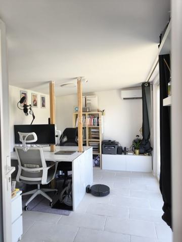 Maison contemporaine et économe avec studio indépendant.