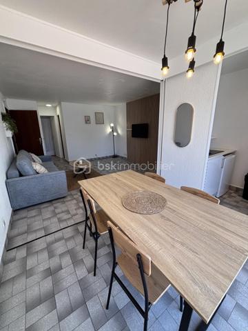 ✨ **DÉCOUVREZ CE JOLI APPARTEMENT DE 38 M² !**

Vendu **entièrement meublé**, moderne et lumineux, il vous séduira par son **joli volume et sa vue imprenable sur le port** ⚓️☀️

Situé au **1er étage d’une résidence sécurisée**, il est prêt à vous accueillir **à l’année comme pour vos vacances**, dans un cadre confortable et agréable.

🛋️ Un appartement **clé en main**, idéal pour profiter pleinement de la douceur de vivre du Grau d’Agde.

📍 **Une belle opportunité à découvrir sans tarder !**