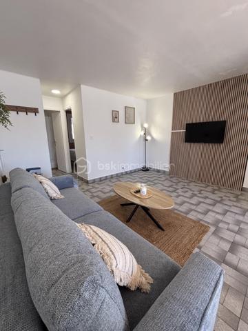 ✨ **DÉCOUVREZ CE JOLI APPARTEMENT DE 38 M² !**

Vendu **entièrement meublé**, moderne et lumineux, il vous séduira par son **joli volume et sa vue imprenable sur le port** ⚓️☀️

Situé au **1er étage d’une résidence sécurisée**, il est prêt à vous accueillir **à l’année comme pour vos vacances**, dans un cadre confortable et agréable.

🛋️ Un appartement **clé en main**, idéal pour profiter pleinement de la douceur de vivre du Grau d’Agde.

📍 **Une belle opportunité à découvrir sans tarder !**