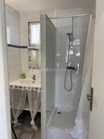 ✨ **DÉCOUVREZ CE JOLI APPARTEMENT DE 38 M² !**

Vendu **entièrement meublé**, moderne et lumineux, il vous séduira par son **joli volume et sa vue imprenable sur le port** ⚓️☀️

Situé au **1er étage d’une résidence sécurisée**, il est prêt à vous accueillir **à l’année comme pour vos vacances**, dans un cadre confortable et agréable.

🛋️ Un appartement **clé en main**, idéal pour profiter pleinement de la douceur de vivre du Grau d’Agde.

📍 **Une belle opportunité à découvrir sans tarder !**