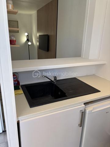 ✨ **DÉCOUVREZ CE JOLI APPARTEMENT DE 38 M² !**

Vendu **entièrement meublé**, moderne et lumineux, il vous séduira par son **joli volume et sa vue imprenable sur le port** ⚓️☀️

Situé au **1er étage d’une résidence sécurisée**, il est prêt à vous accueillir **à l’année comme pour vos vacances**, dans un cadre confortable et agréable.

🛋️ Un appartement **clé en main**, idéal pour profiter pleinement de la douceur de vivre du Grau d’Agde.

📍 **Une belle opportunité à découvrir sans tarder !**