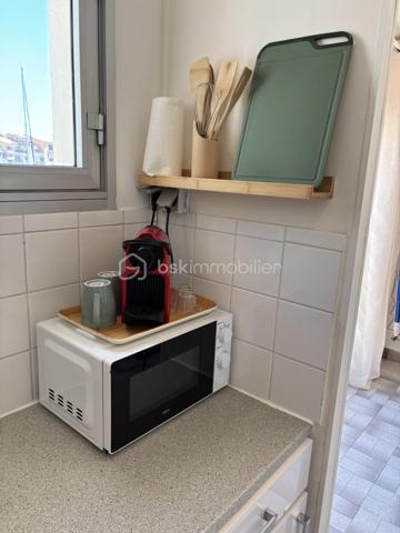 ✨ **DÉCOUVREZ CE JOLI APPARTEMENT DE 38 M² !**

Vendu **entièrement meublé**, moderne et lumineux, il vous séduira par son **joli volume et sa vue imprenable sur le port** ⚓️☀️

Situé au **1er étage d’une résidence sécurisée**, il est prêt à vous accueillir **à l’année comme pour vos vacances**, dans un cadre confortable et agréable.

🛋️ Un appartement **clé en main**, idéal pour profiter pleinement de la douceur de vivre du Grau d’Agde.

📍 **Une belle opportunité à découvrir sans tarder !**