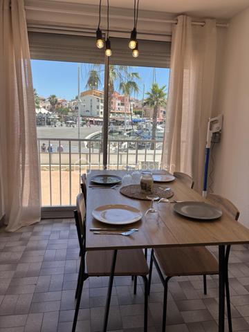 ✨ **DÉCOUVREZ CE JOLI APPARTEMENT DE 38 M² !**

Vendu **entièrement meublé**, moderne et lumineux, il vous séduira par son **joli volume et sa vue imprenable sur le port** ⚓️☀️

Situé au **1er étage d’une résidence sécurisée**, il est prêt à vous accueillir **à l’année comme pour vos vacances**, dans un cadre confortable et agréable.

🛋️ Un appartement **clé en main**, idéal pour profiter pleinement de la douceur de vivre du Grau d’Agde.

📍 **Une belle opportunité à découvrir sans tarder !**