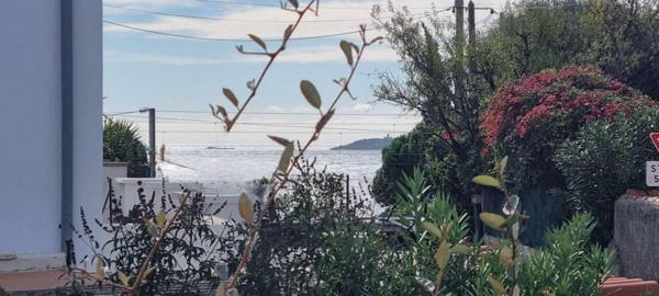 HAUT DE VILLA T3 DE  70 m2, TERRASSE, JARDIN, VUE MER, combles aménageables