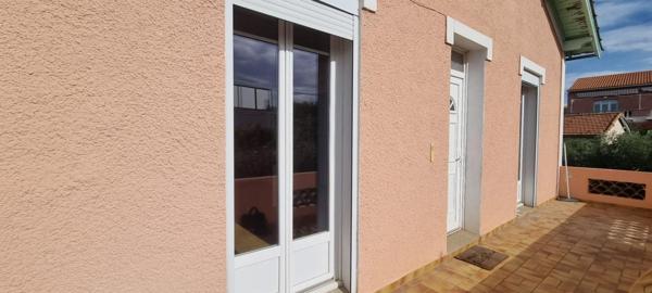 HAUT DE VILLA T3 DE  70 m2, TERRASSE, JARDIN, VUE MER, combles aménageables