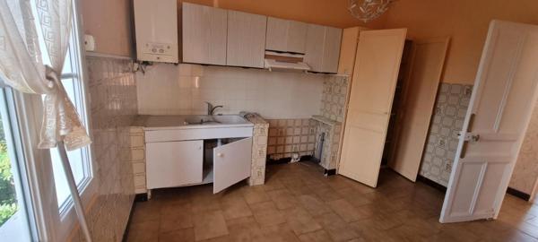 HAUT DE VILLA T3 DE  70 m2, TERRASSE, JARDIN, VUE MER, combles aménageables