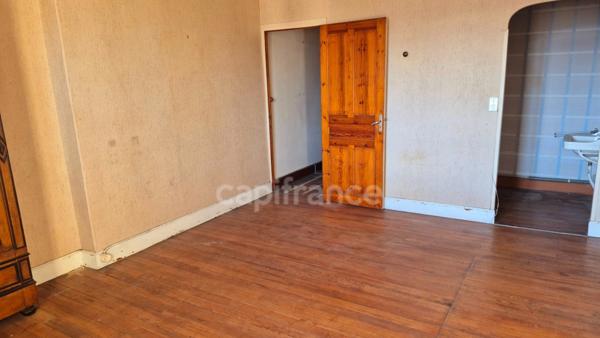 Baisse de prix Affaire à saisir: Immeuble avec Local commercial MONTREJEAU (31) surface totale 363 m2 RDC + 2 étages et 1 studio