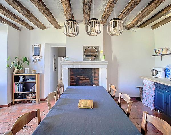 Grande maison de caractere proche des commodites a decouvrir dans Les Hauts d Anjou !