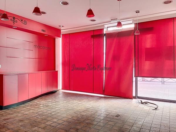 Sarthe (Dpt 72), LA CHARTRE SUR LE LOIR, Immeuble mixte à vendre-95m²-6 pièces - véranda- cour