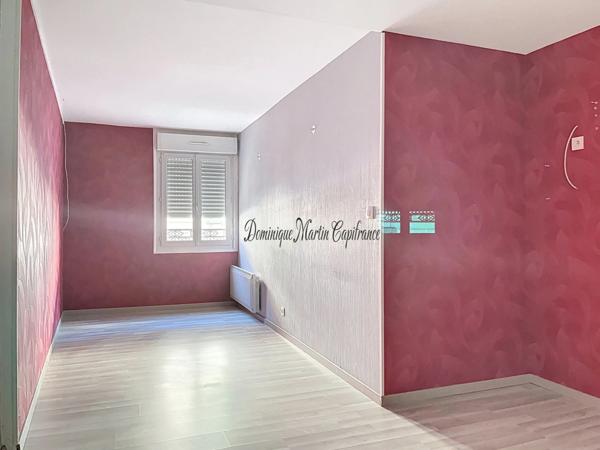 Sarthe (Dpt 72), LA CHARTRE SUR LE LOIR, Immeuble mixte à vendre-95m²-6 pièces - véranda- cour