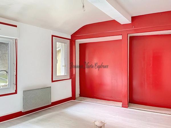 Sarthe (Dpt 72), LA CHARTRE SUR LE LOIR, Immeuble mixte à vendre-95m²-6 pièces - véranda- cour