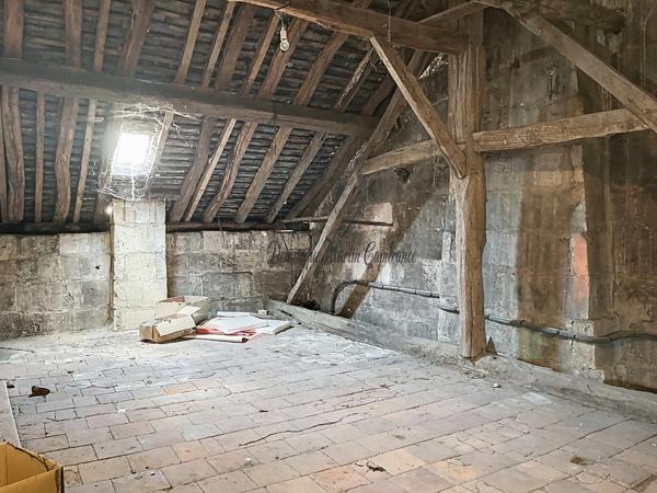 Sarthe (Dpt 72), LA CHARTRE SUR LE LOIR, Immeuble mixte à vendre-95m²-6 pièces - véranda- cour