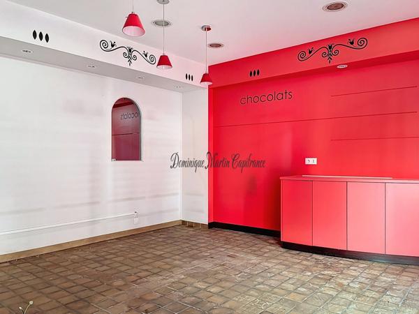 Sarthe (Dpt 72), LA CHARTRE SUR LE LOIR, Immeuble mixte à vendre-95m²-6 pièces - véranda- cour