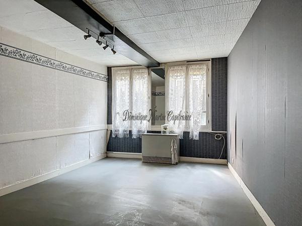 Sarthe (Dpt 72), LA CHARTRE SUR LE LOIR, Immeuble mixte à vendre-95m²-6 pièces - véranda- cour
