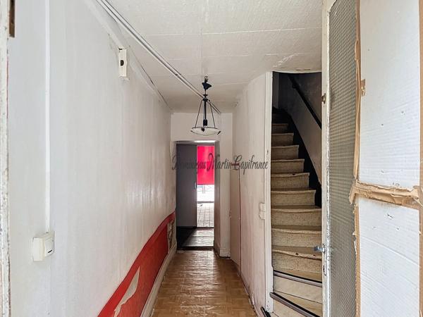 Sarthe (Dpt 72), LA CHARTRE SUR LE LOIR, Immeuble mixte à vendre-95m²-6 pièces - véranda- cour