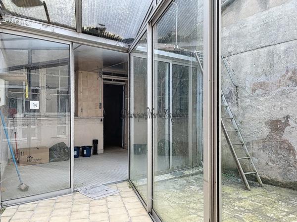 Sarthe (Dpt 72), LA CHARTRE SUR LE LOIR, Immeuble mixte à vendre-95m²-6 pièces - véranda- cour