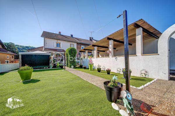 Maison de 98m2 habitable prête à vivre avec extérieur et stationnement – Une belle opportunité à découvrir

Découvrez cette agréable maison mitoyenne d’un côté, habitable de suite, offrant des espaces fonctionnels et un beau potentiel d’évolution.

Au rez-de-chaussée, vous trouverez une cuisine fonctionnelle, un salon chaleureux ainsi qu’une salle d’eau, permettant un confort immédiat au quotidien. Attenante à la cuisine, une terrasse couverte de type loggia vient compléter agréablement l’espace de vie, idéale pour profiter de l’extérieur en toute saison.

Le premier étage se compose de deux chambres lumineuses ainsi que d’un dressing, pouvant facilement être transformé en seconde salle d’eau ou salle de bains grâce aux arrivées et évacuations déjà existantes.

Au deuxième étage, une troisième chambre complète l’espace nuit et pourra convenir parfaitement comme chambre parentale, chambre d’enfant, bureau ou espace polyvalent.

La maison dispose également d’une cave faisant office de chaufferie, apportant un espace de rangement appréciable.
Un véritable atout supplémentaire : une remise aménagée en cuisine d’été, celle-ci bénéficie également d’un petit grenier offrant un espace de stockage complémentaire.

À l’extérieur, vous profiterez d’un jardin clos situé à l’avant de la maison, idéal pour partager des moments de détente, ainsi que d’un carport permettant le stationnement de deux véhicules.
Une maison offrant confort immédiat, fonctionnalité et potentiel d’aménagement, idéale pour une famille ou un premier achat.