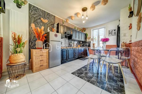 Maison de 98m2 habitable prête à vivre avec extérieur et stationnement – Une belle opportunité à découvrir

Découvrez cette agréable maison mitoyenne d’un côté, habitable de suite, offrant des espaces fonctionnels et un beau potentiel d’évolution.

Au rez-de-chaussée, vous trouverez une cuisine fonctionnelle, un salon chaleureux ainsi qu’une salle d’eau, permettant un confort immédiat au quotidien. Attenante à la cuisine, une terrasse couverte de type loggia vient compléter agréablement l’espace de vie, idéale pour profiter de l’extérieur en toute saison.

Le premier étage se compose de deux chambres lumineuses ainsi que d’un dressing, pouvant facilement être transformé en seconde salle d’eau ou salle de bains grâce aux arrivées et évacuations déjà existantes.

Au deuxième étage, une troisième chambre complète l’espace nuit et pourra convenir parfaitement comme chambre parentale, chambre d’enfant, bureau ou espace polyvalent.

La maison dispose également d’une cave faisant office de chaufferie, apportant un espace de rangement appréciable.
Un véritable atout supplémentaire : une remise aménagée en cuisine d’été, celle-ci bénéficie également d’un petit grenier offrant un espace de stockage complémentaire.

À l’extérieur, vous profiterez d’un jardin clos situé à l’avant de la maison, idéal pour partager des moments de détente, ainsi que d’un carport permettant le stationnement de deux véhicules.
Une maison offrant confort immédiat, fonctionnalité et potentiel d’aménagement, idéale pour une famille ou un premier achat.