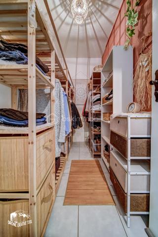 Maison de 98m2 habitable prête à vivre avec extérieur et stationnement – Une belle opportunité à découvrir

Découvrez cette agréable maison mitoyenne d’un côté, habitable de suite, offrant des espaces fonctionnels et un beau potentiel d’évolution.

Au rez-de-chaussée, vous trouverez une cuisine fonctionnelle, un salon chaleureux ainsi qu’une salle d’eau, permettant un confort immédiat au quotidien. Attenante à la cuisine, une terrasse couverte de type loggia vient compléter agréablement l’espace de vie, idéale pour profiter de l’extérieur en toute saison.

Le premier étage se compose de deux chambres lumineuses ainsi que d’un dressing, pouvant facilement être transformé en seconde salle d’eau ou salle de bains grâce aux arrivées et évacuations déjà existantes.

Au deuxième étage, une troisième chambre complète l’espace nuit et pourra convenir parfaitement comme chambre parentale, chambre d’enfant, bureau ou espace polyvalent.

La maison dispose également d’une cave faisant office de chaufferie, apportant un espace de rangement appréciable.
Un véritable atout supplémentaire : une remise aménagée en cuisine d’été, celle-ci bénéficie également d’un petit grenier offrant un espace de stockage complémentaire.

À l’extérieur, vous profiterez d’un jardin clos situé à l’avant de la maison, idéal pour partager des moments de détente, ainsi que d’un carport permettant le stationnement de deux véhicules.
Une maison offrant confort immédiat, fonctionnalité et potentiel d’aménagement, idéale pour une famille ou un premier achat.