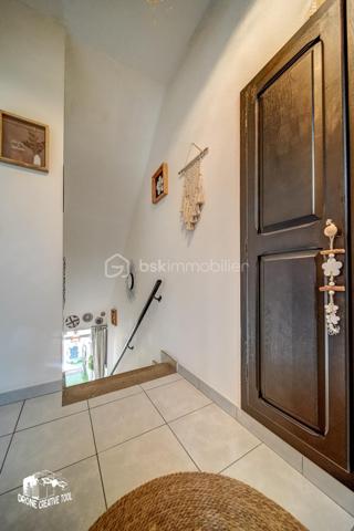 Maison de 98m2 habitable prête à vivre avec extérieur et stationnement – Une belle opportunité à découvrir

Découvrez cette agréable maison mitoyenne d’un côté, habitable de suite, offrant des espaces fonctionnels et un beau potentiel d’évolution.

Au rez-de-chaussée, vous trouverez une cuisine fonctionnelle, un salon chaleureux ainsi qu’une salle d’eau, permettant un confort immédiat au quotidien. Attenante à la cuisine, une terrasse couverte de type loggia vient compléter agréablement l’espace de vie, idéale pour profiter de l’extérieur en toute saison.

Le premier étage se compose de deux chambres lumineuses ainsi que d’un dressing, pouvant facilement être transformé en seconde salle d’eau ou salle de bains grâce aux arrivées et évacuations déjà existantes.

Au deuxième étage, une troisième chambre complète l’espace nuit et pourra convenir parfaitement comme chambre parentale, chambre d’enfant, bureau ou espace polyvalent.

La maison dispose également d’une cave faisant office de chaufferie, apportant un espace de rangement appréciable.
Un véritable atout supplémentaire : une remise aménagée en cuisine d’été, celle-ci bénéficie également d’un petit grenier offrant un espace de stockage complémentaire.

À l’extérieur, vous profiterez d’un jardin clos situé à l’avant de la maison, idéal pour partager des moments de détente, ainsi que d’un carport permettant le stationnement de deux véhicules.
Une maison offrant confort immédiat, fonctionnalité et potentiel d’aménagement, idéale pour une famille ou un premier achat.