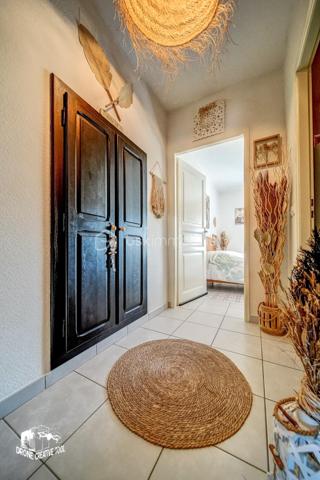 Maison de 98m2 habitable prête à vivre avec extérieur et stationnement – Une belle opportunité à découvrir

Découvrez cette agréable maison mitoyenne d’un côté, habitable de suite, offrant des espaces fonctionnels et un beau potentiel d’évolution.

Au rez-de-chaussée, vous trouverez une cuisine fonctionnelle, un salon chaleureux ainsi qu’une salle d’eau, permettant un confort immédiat au quotidien. Attenante à la cuisine, une terrasse couverte de type loggia vient compléter agréablement l’espace de vie, idéale pour profiter de l’extérieur en toute saison.

Le premier étage se compose de deux chambres lumineuses ainsi que d’un dressing, pouvant facilement être transformé en seconde salle d’eau ou salle de bains grâce aux arrivées et évacuations déjà existantes.

Au deuxième étage, une troisième chambre complète l’espace nuit et pourra convenir parfaitement comme chambre parentale, chambre d’enfant, bureau ou espace polyvalent.

La maison dispose également d’une cave faisant office de chaufferie, apportant un espace de rangement appréciable.
Un véritable atout supplémentaire : une remise aménagée en cuisine d’été, celle-ci bénéficie également d’un petit grenier offrant un espace de stockage complémentaire.

À l’extérieur, vous profiterez d’un jardin clos situé à l’avant de la maison, idéal pour partager des moments de détente, ainsi que d’un carport permettant le stationnement de deux véhicules.
Une maison offrant confort immédiat, fonctionnalité et potentiel d’aménagement, idéale pour une famille ou un premier achat.