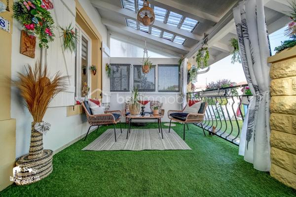 Maison de 98m2 habitable prête à vivre avec extérieur et stationnement – Une belle opportunité à découvrir

Découvrez cette agréable maison mitoyenne d’un côté, habitable de suite, offrant des espaces fonctionnels et un beau potentiel d’évolution.

Au rez-de-chaussée, vous trouverez une cuisine fonctionnelle, un salon chaleureux ainsi qu’une salle d’eau, permettant un confort immédiat au quotidien. Attenante à la cuisine, une terrasse couverte de type loggia vient compléter agréablement l’espace de vie, idéale pour profiter de l’extérieur en toute saison.

Le premier étage se compose de deux chambres lumineuses ainsi que d’un dressing, pouvant facilement être transformé en seconde salle d’eau ou salle de bains grâce aux arrivées et évacuations déjà existantes.

Au deuxième étage, une troisième chambre complète l’espace nuit et pourra convenir parfaitement comme chambre parentale, chambre d’enfant, bureau ou espace polyvalent.

La maison dispose également d’une cave faisant office de chaufferie, apportant un espace de rangement appréciable.
Un véritable atout supplémentaire : une remise aménagée en cuisine d’été, celle-ci bénéficie également d’un petit grenier offrant un espace de stockage complémentaire.

À l’extérieur, vous profiterez d’un jardin clos situé à l’avant de la maison, idéal pour partager des moments de détente, ainsi que d’un carport permettant le stationnement de deux véhicules.
Une maison offrant confort immédiat, fonctionnalité et potentiel d’aménagement, idéale pour une famille ou un premier achat.