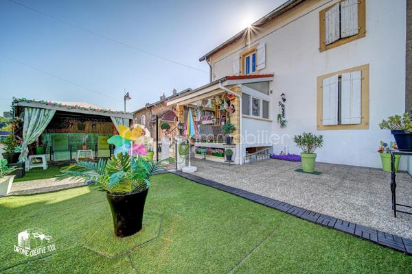 Maison de 98m2 habitable prête à vivre avec extérieur et stationnement – Une belle opportunité à découvrir

Découvrez cette agréable maison mitoyenne d’un côté, habitable de suite, offrant des espaces fonctionnels et un beau potentiel d’évolution.

Au rez-de-chaussée, vous trouverez une cuisine fonctionnelle, un salon chaleureux ainsi qu’une salle d’eau, permettant un confort immédiat au quotidien. Attenante à la cuisine, une terrasse couverte de type loggia vient compléter agréablement l’espace de vie, idéale pour profiter de l’extérieur en toute saison.

Le premier étage se compose de deux chambres lumineuses ainsi que d’un dressing, pouvant facilement être transformé en seconde salle d’eau ou salle de bains grâce aux arrivées et évacuations déjà existantes.

Au deuxième étage, une troisième chambre complète l’espace nuit et pourra convenir parfaitement comme chambre parentale, chambre d’enfant, bureau ou espace polyvalent.

La maison dispose également d’une cave faisant office de chaufferie, apportant un espace de rangement appréciable.
Un véritable atout supplémentaire : une remise aménagée en cuisine d’été, celle-ci bénéficie également d’un petit grenier offrant un espace de stockage complémentaire.

À l’extérieur, vous profiterez d’un jardin clos situé à l’avant de la maison, idéal pour partager des moments de détente, ainsi que d’un carport permettant le stationnement de deux véhicules.
Une maison offrant confort immédiat, fonctionnalité et potentiel d’aménagement, idéale pour une famille ou un premier achat.