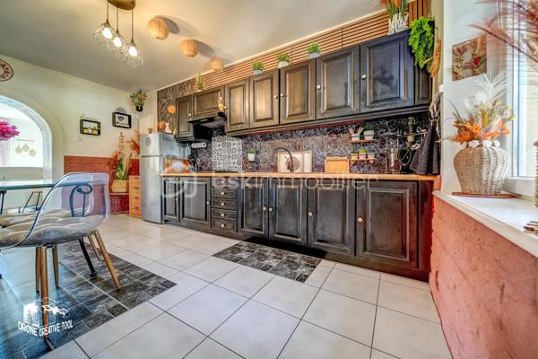 Maison de 98m2 habitable prête à vivre avec extérieur et stationnement – Une belle opportunité à découvrir

Découvrez cette agréable maison mitoyenne d’un côté, habitable de suite, offrant des espaces fonctionnels et un beau potentiel d’évolution.

Au rez-de-chaussée, vous trouverez une cuisine fonctionnelle, un salon chaleureux ainsi qu’une salle d’eau, permettant un confort immédiat au quotidien. Attenante à la cuisine, une terrasse couverte de type loggia vient compléter agréablement l’espace de vie, idéale pour profiter de l’extérieur en toute saison.

Le premier étage se compose de deux chambres lumineuses ainsi que d’un dressing, pouvant facilement être transformé en seconde salle d’eau ou salle de bains grâce aux arrivées et évacuations déjà existantes.

Au deuxième étage, une troisième chambre complète l’espace nuit et pourra convenir parfaitement comme chambre parentale, chambre d’enfant, bureau ou espace polyvalent.

La maison dispose également d’une cave faisant office de chaufferie, apportant un espace de rangement appréciable.
Un véritable atout supplémentaire : une remise aménagée en cuisine d’été, celle-ci bénéficie également d’un petit grenier offrant un espace de stockage complémentaire.

À l’extérieur, vous profiterez d’un jardin clos situé à l’avant de la maison, idéal pour partager des moments de détente, ainsi que d’un carport permettant le stationnement de deux véhicules.
Une maison offrant confort immédiat, fonctionnalité et potentiel d’aménagement, idéale pour une famille ou un premier achat.