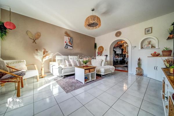 Maison de 98m2 habitable prête à vivre avec extérieur et stationnement – Une belle opportunité à découvrir

Découvrez cette agréable maison mitoyenne d’un côté, habitable de suite, offrant des espaces fonctionnels et un beau potentiel d’évolution.

Au rez-de-chaussée, vous trouverez une cuisine fonctionnelle, un salon chaleureux ainsi qu’une salle d’eau, permettant un confort immédiat au quotidien. Attenante à la cuisine, une terrasse couverte de type loggia vient compléter agréablement l’espace de vie, idéale pour profiter de l’extérieur en toute saison.

Le premier étage se compose de deux chambres lumineuses ainsi que d’un dressing, pouvant facilement être transformé en seconde salle d’eau ou salle de bains grâce aux arrivées et évacuations déjà existantes.

Au deuxième étage, une troisième chambre complète l’espace nuit et pourra convenir parfaitement comme chambre parentale, chambre d’enfant, bureau ou espace polyvalent.

La maison dispose également d’une cave faisant office de chaufferie, apportant un espace de rangement appréciable.
Un véritable atout supplémentaire : une remise aménagée en cuisine d’été, celle-ci bénéficie également d’un petit grenier offrant un espace de stockage complémentaire.

À l’extérieur, vous profiterez d’un jardin clos situé à l’avant de la maison, idéal pour partager des moments de détente, ainsi que d’un carport permettant le stationnement de deux véhicules.
Une maison offrant confort immédiat, fonctionnalité et potentiel d’aménagement, idéale pour une famille ou un premier achat.