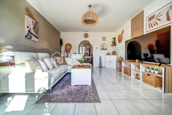 Maison de 98m2 habitable prête à vivre avec extérieur et stationnement – Une belle opportunité à découvrir

Découvrez cette agréable maison mitoyenne d’un côté, habitable de suite, offrant des espaces fonctionnels et un beau potentiel d’évolution.

Au rez-de-chaussée, vous trouverez une cuisine fonctionnelle, un salon chaleureux ainsi qu’une salle d’eau, permettant un confort immédiat au quotidien. Attenante à la cuisine, une terrasse couverte de type loggia vient compléter agréablement l’espace de vie, idéale pour profiter de l’extérieur en toute saison.

Le premier étage se compose de deux chambres lumineuses ainsi que d’un dressing, pouvant facilement être transformé en seconde salle d’eau ou salle de bains grâce aux arrivées et évacuations déjà existantes.

Au deuxième étage, une troisième chambre complète l’espace nuit et pourra convenir parfaitement comme chambre parentale, chambre d’enfant, bureau ou espace polyvalent.

La maison dispose également d’une cave faisant office de chaufferie, apportant un espace de rangement appréciable.
Un véritable atout supplémentaire : une remise aménagée en cuisine d’été, celle-ci bénéficie également d’un petit grenier offrant un espace de stockage complémentaire.

À l’extérieur, vous profiterez d’un jardin clos situé à l’avant de la maison, idéal pour partager des moments de détente, ainsi que d’un carport permettant le stationnement de deux véhicules.
Une maison offrant confort immédiat, fonctionnalité et potentiel d’aménagement, idéale pour une famille ou un premier achat.