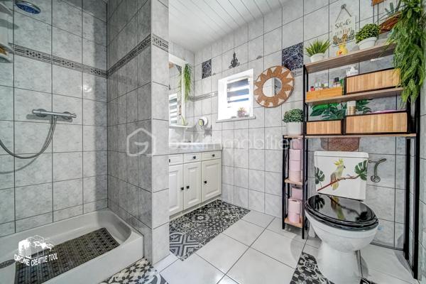 Maison de 98m2 habitable prête à vivre avec extérieur et stationnement – Une belle opportunité à découvrir

Découvrez cette agréable maison mitoyenne d’un côté, habitable de suite, offrant des espaces fonctionnels et un beau potentiel d’évolution.

Au rez-de-chaussée, vous trouverez une cuisine fonctionnelle, un salon chaleureux ainsi qu’une salle d’eau, permettant un confort immédiat au quotidien. Attenante à la cuisine, une terrasse couverte de type loggia vient compléter agréablement l’espace de vie, idéale pour profiter de l’extérieur en toute saison.

Le premier étage se compose de deux chambres lumineuses ainsi que d’un dressing, pouvant facilement être transformé en seconde salle d’eau ou salle de bains grâce aux arrivées et évacuations déjà existantes.

Au deuxième étage, une troisième chambre complète l’espace nuit et pourra convenir parfaitement comme chambre parentale, chambre d’enfant, bureau ou espace polyvalent.

La maison dispose également d’une cave faisant office de chaufferie, apportant un espace de rangement appréciable.
Un véritable atout supplémentaire : une remise aménagée en cuisine d’été, celle-ci bénéficie également d’un petit grenier offrant un espace de stockage complémentaire.

À l’extérieur, vous profiterez d’un jardin clos situé à l’avant de la maison, idéal pour partager des moments de détente, ainsi que d’un carport permettant le stationnement de deux véhicules.
Une maison offrant confort immédiat, fonctionnalité et potentiel d’aménagement, idéale pour une famille ou un premier achat.