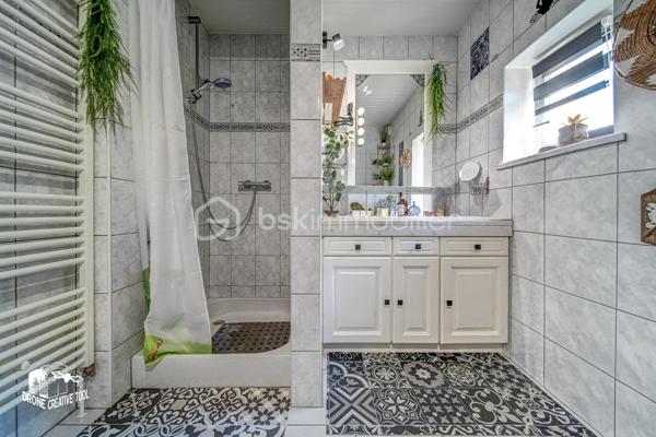 Maison de 98m2 habitable prête à vivre avec extérieur et stationnement – Une belle opportunité à découvrir

Découvrez cette agréable maison mitoyenne d’un côté, habitable de suite, offrant des espaces fonctionnels et un beau potentiel d’évolution.

Au rez-de-chaussée, vous trouverez une cuisine fonctionnelle, un salon chaleureux ainsi qu’une salle d’eau, permettant un confort immédiat au quotidien. Attenante à la cuisine, une terrasse couverte de type loggia vient compléter agréablement l’espace de vie, idéale pour profiter de l’extérieur en toute saison.

Le premier étage se compose de deux chambres lumineuses ainsi que d’un dressing, pouvant facilement être transformé en seconde salle d’eau ou salle de bains grâce aux arrivées et évacuations déjà existantes.

Au deuxième étage, une troisième chambre complète l’espace nuit et pourra convenir parfaitement comme chambre parentale, chambre d’enfant, bureau ou espace polyvalent.

La maison dispose également d’une cave faisant office de chaufferie, apportant un espace de rangement appréciable.
Un véritable atout supplémentaire : une remise aménagée en cuisine d’été, celle-ci bénéficie également d’un petit grenier offrant un espace de stockage complémentaire.

À l’extérieur, vous profiterez d’un jardin clos situé à l’avant de la maison, idéal pour partager des moments de détente, ainsi que d’un carport permettant le stationnement de deux véhicules.
Une maison offrant confort immédiat, fonctionnalité et potentiel d’aménagement, idéale pour une famille ou un premier achat.