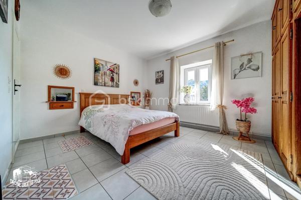 Maison de 98m2 habitable prête à vivre avec extérieur et stationnement – Une belle opportunité à découvrir

Découvrez cette agréable maison mitoyenne d’un côté, habitable de suite, offrant des espaces fonctionnels et un beau potentiel d’évolution.

Au rez-de-chaussée, vous trouverez une cuisine fonctionnelle, un salon chaleureux ainsi qu’une salle d’eau, permettant un confort immédiat au quotidien. Attenante à la cuisine, une terrasse couverte de type loggia vient compléter agréablement l’espace de vie, idéale pour profiter de l’extérieur en toute saison.

Le premier étage se compose de deux chambres lumineuses ainsi que d’un dressing, pouvant facilement être transformé en seconde salle d’eau ou salle de bains grâce aux arrivées et évacuations déjà existantes.

Au deuxième étage, une troisième chambre complète l’espace nuit et pourra convenir parfaitement comme chambre parentale, chambre d’enfant, bureau ou espace polyvalent.

La maison dispose également d’une cave faisant office de chaufferie, apportant un espace de rangement appréciable.
Un véritable atout supplémentaire : une remise aménagée en cuisine d’été, celle-ci bénéficie également d’un petit grenier offrant un espace de stockage complémentaire.

À l’extérieur, vous profiterez d’un jardin clos situé à l’avant de la maison, idéal pour partager des moments de détente, ainsi que d’un carport permettant le stationnement de deux véhicules.
Une maison offrant confort immédiat, fonctionnalité et potentiel d’aménagement, idéale pour une famille ou un premier achat.