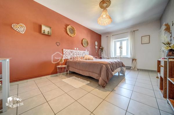 Maison de 98m2 habitable prête à vivre avec extérieur et stationnement – Une belle opportunité à découvrir

Découvrez cette agréable maison mitoyenne d’un côté, habitable de suite, offrant des espaces fonctionnels et un beau potentiel d’évolution.

Au rez-de-chaussée, vous trouverez une cuisine fonctionnelle, un salon chaleureux ainsi qu’une salle d’eau, permettant un confort immédiat au quotidien. Attenante à la cuisine, une terrasse couverte de type loggia vient compléter agréablement l’espace de vie, idéale pour profiter de l’extérieur en toute saison.

Le premier étage se compose de deux chambres lumineuses ainsi que d’un dressing, pouvant facilement être transformé en seconde salle d’eau ou salle de bains grâce aux arrivées et évacuations déjà existantes.

Au deuxième étage, une troisième chambre complète l’espace nuit et pourra convenir parfaitement comme chambre parentale, chambre d’enfant, bureau ou espace polyvalent.

La maison dispose également d’une cave faisant office de chaufferie, apportant un espace de rangement appréciable.
Un véritable atout supplémentaire : une remise aménagée en cuisine d’été, celle-ci bénéficie également d’un petit grenier offrant un espace de stockage complémentaire.

À l’extérieur, vous profiterez d’un jardin clos situé à l’avant de la maison, idéal pour partager des moments de détente, ainsi que d’un carport permettant le stationnement de deux véhicules.
Une maison offrant confort immédiat, fonctionnalité et potentiel d’aménagement, idéale pour une famille ou un premier achat.