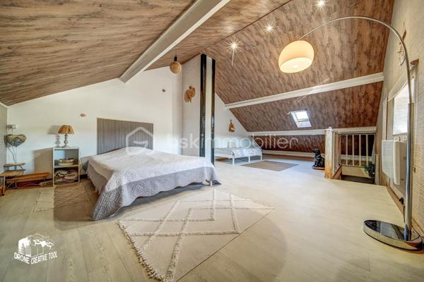 Maison de 98m2 habitable prête à vivre avec extérieur et stationnement – Une belle opportunité à découvrir

Découvrez cette agréable maison mitoyenne d’un côté, habitable de suite, offrant des espaces fonctionnels et un beau potentiel d’évolution.

Au rez-de-chaussée, vous trouverez une cuisine fonctionnelle, un salon chaleureux ainsi qu’une salle d’eau, permettant un confort immédiat au quotidien. Attenante à la cuisine, une terrasse couverte de type loggia vient compléter agréablement l’espace de vie, idéale pour profiter de l’extérieur en toute saison.

Le premier étage se compose de deux chambres lumineuses ainsi que d’un dressing, pouvant facilement être transformé en seconde salle d’eau ou salle de bains grâce aux arrivées et évacuations déjà existantes.

Au deuxième étage, une troisième chambre complète l’espace nuit et pourra convenir parfaitement comme chambre parentale, chambre d’enfant, bureau ou espace polyvalent.

La maison dispose également d’une cave faisant office de chaufferie, apportant un espace de rangement appréciable.
Un véritable atout supplémentaire : une remise aménagée en cuisine d’été, celle-ci bénéficie également d’un petit grenier offrant un espace de stockage complémentaire.

À l’extérieur, vous profiterez d’un jardin clos situé à l’avant de la maison, idéal pour partager des moments de détente, ainsi que d’un carport permettant le stationnement de deux véhicules.
Une maison offrant confort immédiat, fonctionnalité et potentiel d’aménagement, idéale pour une famille ou un premier achat.