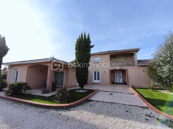 Vends maison de HAUT-STANDING de 245 m2 très proche du centre ville, de toutes les commodités ainsi que des transports.

Le Domaine : Un écrin de verdure rare aux portes de la ville.
Située dans un environnement privilégié au calme absolu et sans aucun vis-à-vis, découvrez cette demeure de haut standing construite en 2000 par un maître maçon. Alliant une qualité de bâti traditionnelle irréprochable et un confort résolument contemporain, cette propriété de 245 m² habitables a été entièrement rafraîchie il y a trois ans.

L’Espace de Vie : Volume, Lumière et Noblesse des Matériaux
Dès l’entrée, le ton est donné par un majestueux escalier en marbre. Le cœur de la maison se dévoile sur une pièce de vie spectaculaire de 130 m² baignée de lumière, comprenant un salon-séjour avec poêle à bois et une cuisine ouverte équipée. Le plan de travail en granit souligne la fonctionnalité et l'élégance de cet espace conçu pour la convivialité.
Le bien dispose de 9 pièces parfaitement agencées :
5 chambres spacieuses.
Un bureau indépendant pour le télétravail.
Une salle de sport dédiée.
Une buanderie/arrière-cuisine séparée.
2 salles de bains et 2 WC (dont un WC japonais de haut standing).

L’Extérieur : Une Oasis de Détente
Terrain de 1000 m² cloturé et arboré.
Espace Piscine :
Bassin au sel (7mx3,5 m) avec rideau de sécurité, entouré d'une terrasse couverte de 45 m² avec un barbecue bâti.
Terrasse d'accueil : Une seconde terrasse de 20 m² offre une vue apaisante sur le parc à l'entrée.

Technologie et Performance Énergétique
Cette maison anticipe vos besoins de demain :
Énergie : Panneaux solaires, chauffage au gaz au sol et climatisation réversible intégrale.
Double garage de 60 m² avec portes automatiques + vaste abri-voiture et borne de recharge rapide pour véhicules électriques.
Sécurité : Alarme, vidéosurveillance intérieure/extérieure, portail électrique et interphone.
Connectivité : Fibre optique installée.

Les points clés :
Surface : 245 m² (9 pièces)
Terrain : 1000 m2
Annexes : Garage 60 m² + Carport
État : Excellent (Rafraîchi en 2023)
Assainissement : Tout-à-l'égout

RARE et à visiter sans tarder !

PRIX H.A.I. : 699000 €

Contactez-moi : 
PIERLOT Corentin.
Agent commercial immatriculé au RSAC d'Albi sous le numéro 521641936.
BSK Immobilier.

INFORMATIONS ET VISITES : 0621220824.
Mail : cpierlot@bskimmobilier.com