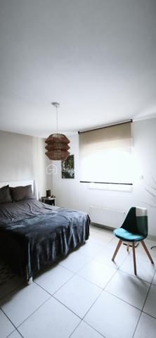 Vends maison de HAUT-STANDING de 245 m2 très proche du centre ville, de toutes les commodités ainsi que des transports.

Le Domaine : Un écrin de verdure rare aux portes de la ville.
Située dans un environnement privilégié au calme absolu et sans aucun vis-à-vis, découvrez cette demeure de haut standing construite en 2000 par un maître maçon. Alliant une qualité de bâti traditionnelle irréprochable et un confort résolument contemporain, cette propriété de 245 m² habitables a été entièrement rafraîchie il y a trois ans.

L’Espace de Vie : Volume, Lumière et Noblesse des Matériaux
Dès l’entrée, le ton est donné par un majestueux escalier en marbre. Le cœur de la maison se dévoile sur une pièce de vie spectaculaire de 130 m² baignée de lumière, comprenant un salon-séjour avec poêle à bois et une cuisine ouverte équipée. Le plan de travail en granit souligne la fonctionnalité et l'élégance de cet espace conçu pour la convivialité.
Le bien dispose de 9 pièces parfaitement agencées :
5 chambres spacieuses.
Un bureau indépendant pour le télétravail.
Une salle de sport dédiée.
Une buanderie/arrière-cuisine séparée.
2 salles de bains et 2 WC (dont un WC japonais de haut standing).

L’Extérieur : Une Oasis de Détente
Terrain de 1000 m² cloturé et arboré.
Espace Piscine :
Bassin au sel (7mx3,5 m) avec rideau de sécurité, entouré d'une terrasse couverte de 45 m² avec un barbecue bâti.
Terrasse d'accueil : Une seconde terrasse de 20 m² offre une vue apaisante sur le parc à l'entrée.

Technologie et Performance Énergétique
Cette maison anticipe vos besoins de demain :
Énergie : Panneaux solaires, chauffage au gaz au sol et climatisation réversible intégrale.
Double garage de 60 m² avec portes automatiques + vaste abri-voiture et borne de recharge rapide pour véhicules électriques.
Sécurité : Alarme, vidéosurveillance intérieure/extérieure, portail électrique et interphone.
Connectivité : Fibre optique installée.

Les points clés :
Surface : 245 m² (9 pièces)
Terrain : 1000 m2
Annexes : Garage 60 m² + Carport
État : Excellent (Rafraîchi en 2023)
Assainissement : Tout-à-l'égout

RARE et à visiter sans tarder !

PRIX H.A.I. : 699000 €

Contactez-moi : 
PIERLOT Corentin.
Agent commercial immatriculé au RSAC d'Albi sous le numéro 521641936.
BSK Immobilier.

INFORMATIONS ET VISITES : 0621220824.
Mail : cpierlot@bskimmobilier.com