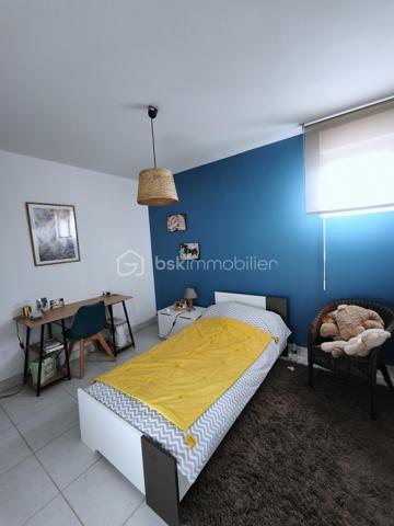 Vends maison de HAUT-STANDING de 245 m2 très proche du centre ville, de toutes les commodités ainsi que des transports.

Le Domaine : Un écrin de verdure rare aux portes de la ville.
Située dans un environnement privilégié au calme absolu et sans aucun vis-à-vis, découvrez cette demeure de haut standing construite en 2000 par un maître maçon. Alliant une qualité de bâti traditionnelle irréprochable et un confort résolument contemporain, cette propriété de 245 m² habitables a été entièrement rafraîchie il y a trois ans.

L’Espace de Vie : Volume, Lumière et Noblesse des Matériaux
Dès l’entrée, le ton est donné par un majestueux escalier en marbre. Le cœur de la maison se dévoile sur une pièce de vie spectaculaire de 130 m² baignée de lumière, comprenant un salon-séjour avec poêle à bois et une cuisine ouverte équipée. Le plan de travail en granit souligne la fonctionnalité et l'élégance de cet espace conçu pour la convivialité.
Le bien dispose de 9 pièces parfaitement agencées :
5 chambres spacieuses.
Un bureau indépendant pour le télétravail.
Une salle de sport dédiée.
Une buanderie/arrière-cuisine séparée.
2 salles de bains et 2 WC (dont un WC japonais de haut standing).

L’Extérieur : Une Oasis de Détente
Terrain de 1000 m² cloturé et arboré.
Espace Piscine :
Bassin au sel (7mx3,5 m) avec rideau de sécurité, entouré d'une terrasse couverte de 45 m² avec un barbecue bâti.
Terrasse d'accueil : Une seconde terrasse de 20 m² offre une vue apaisante sur le parc à l'entrée.

Technologie et Performance Énergétique
Cette maison anticipe vos besoins de demain :
Énergie : Panneaux solaires, chauffage au gaz au sol et climatisation réversible intégrale.
Double garage de 60 m² avec portes automatiques + vaste abri-voiture et borne de recharge rapide pour véhicules électriques.
Sécurité : Alarme, vidéosurveillance intérieure/extérieure, portail électrique et interphone.
Connectivité : Fibre optique installée.

Les points clés :
Surface : 245 m² (9 pièces)
Terrain : 1000 m2
Annexes : Garage 60 m² + Carport
État : Excellent (Rafraîchi en 2023)
Assainissement : Tout-à-l'égout

RARE et à visiter sans tarder !

PRIX H.A.I. : 699000 €

Contactez-moi : 
PIERLOT Corentin.
Agent commercial immatriculé au RSAC d'Albi sous le numéro 521641936.
BSK Immobilier.

INFORMATIONS ET VISITES : 0621220824.
Mail : cpierlot@bskimmobilier.com