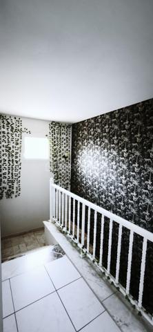 Vends maison de HAUT-STANDING de 245 m2 très proche du centre ville, de toutes les commodités ainsi que des transports.

Le Domaine : Un écrin de verdure rare aux portes de la ville.
Située dans un environnement privilégié au calme absolu et sans aucun vis-à-vis, découvrez cette demeure de haut standing construite en 2000 par un maître maçon. Alliant une qualité de bâti traditionnelle irréprochable et un confort résolument contemporain, cette propriété de 245 m² habitables a été entièrement rafraîchie il y a trois ans.

L’Espace de Vie : Volume, Lumière et Noblesse des Matériaux
Dès l’entrée, le ton est donné par un majestueux escalier en marbre. Le cœur de la maison se dévoile sur une pièce de vie spectaculaire de 130 m² baignée de lumière, comprenant un salon-séjour avec poêle à bois et une cuisine ouverte équipée. Le plan de travail en granit souligne la fonctionnalité et l'élégance de cet espace conçu pour la convivialité.
Le bien dispose de 9 pièces parfaitement agencées :
5 chambres spacieuses.
Un bureau indépendant pour le télétravail.
Une salle de sport dédiée.
Une buanderie/arrière-cuisine séparée.
2 salles de bains et 2 WC (dont un WC japonais de haut standing).

L’Extérieur : Une Oasis de Détente
Terrain de 1000 m² cloturé et arboré.
Espace Piscine :
Bassin au sel (7mx3,5 m) avec rideau de sécurité, entouré d'une terrasse couverte de 45 m² avec un barbecue bâti.
Terrasse d'accueil : Une seconde terrasse de 20 m² offre une vue apaisante sur le parc à l'entrée.

Technologie et Performance Énergétique
Cette maison anticipe vos besoins de demain :
Énergie : Panneaux solaires, chauffage au gaz au sol et climatisation réversible intégrale.
Double garage de 60 m² avec portes automatiques + vaste abri-voiture et borne de recharge rapide pour véhicules électriques.
Sécurité : Alarme, vidéosurveillance intérieure/extérieure, portail électrique et interphone.
Connectivité : Fibre optique installée.

Les points clés :
Surface : 245 m² (9 pièces)
Terrain : 1000 m2
Annexes : Garage 60 m² + Carport
État : Excellent (Rafraîchi en 2023)
Assainissement : Tout-à-l'égout

RARE et à visiter sans tarder !

PRIX H.A.I. : 699000 €

Contactez-moi : 
PIERLOT Corentin.
Agent commercial immatriculé au RSAC d'Albi sous le numéro 521641936.
BSK Immobilier.

INFORMATIONS ET VISITES : 0621220824.
Mail : cpierlot@bskimmobilier.com